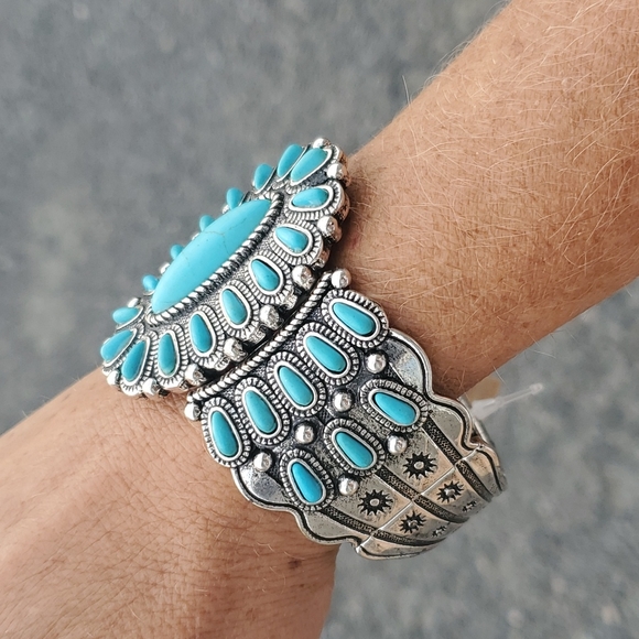 Turquoise squash blossom inspired bracelet - Picture 4 of 4